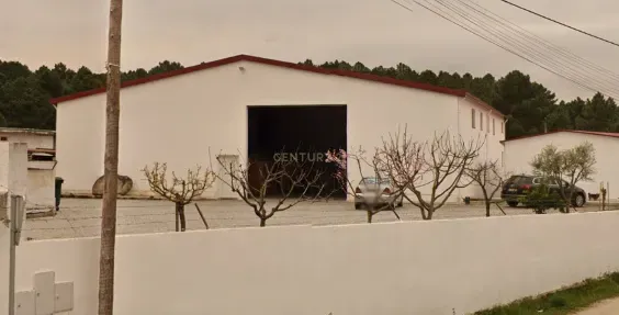 Armazém com Parque de Estacionamento – Localização Estratégica - Image 1